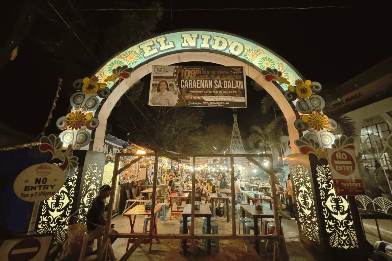 El Nido sign at the night market 