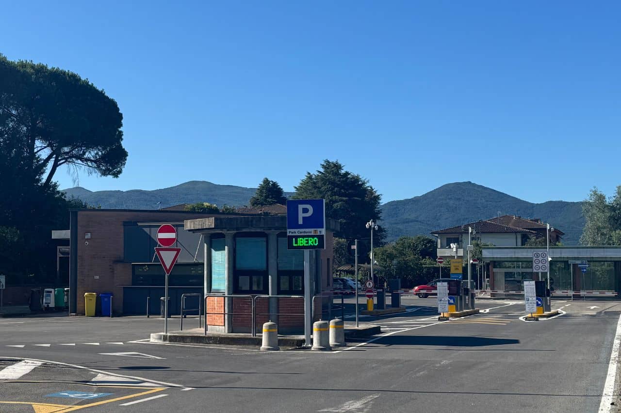Entrance to Parcheggio Carducci with free spots available near Lucca’s historic center